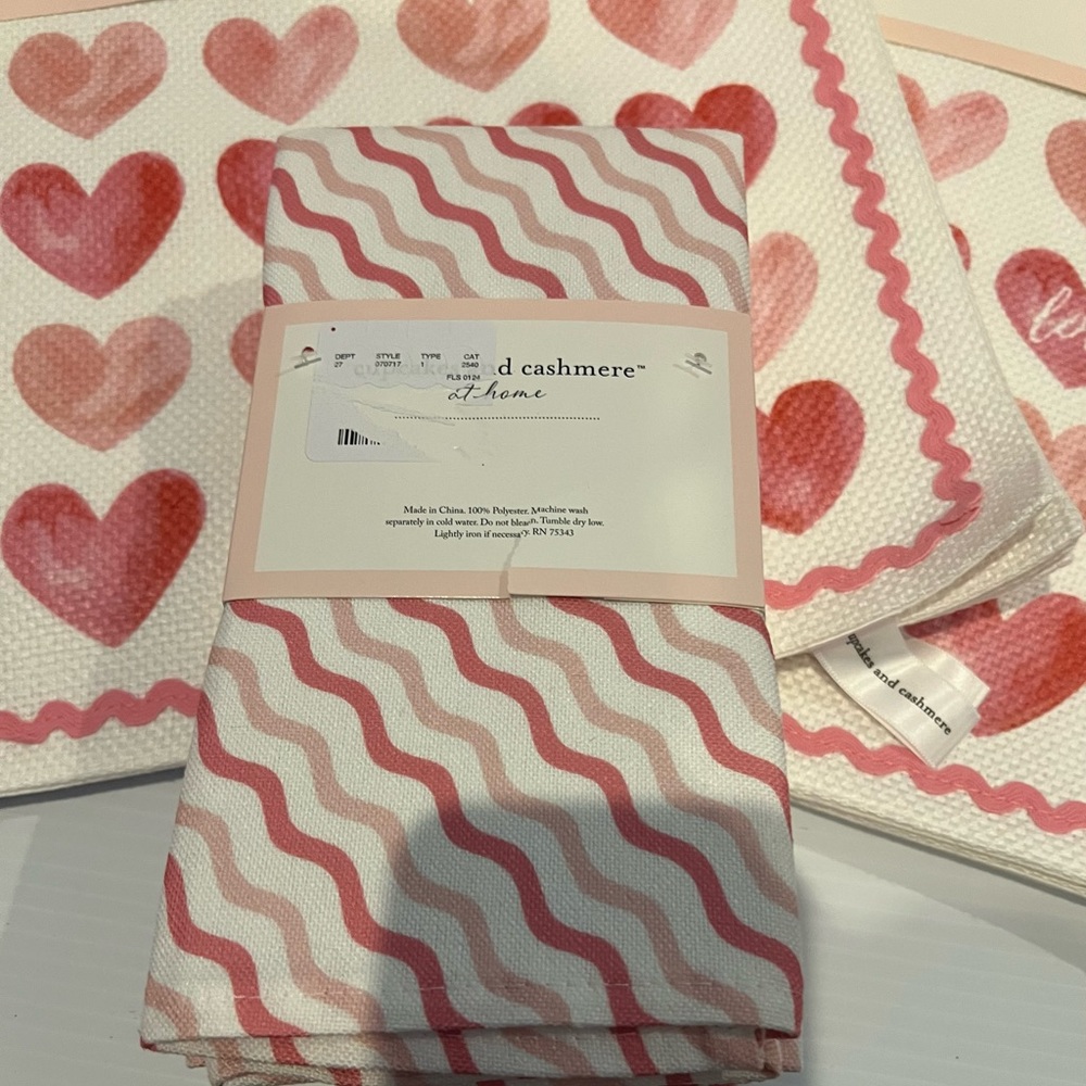 ❤️❤️Super Cute Cupcakes and Cashmere Hearts Placemats (8) and Napkins (8)- NWT - Picture 3 of 4